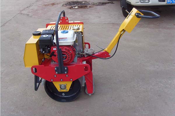 小型<a href='http://m.yncnc.cn' target='_blank'>壓路機</a> 小型<a href='http://m.yncnc.cn' target='_blank'>壓路機</a>