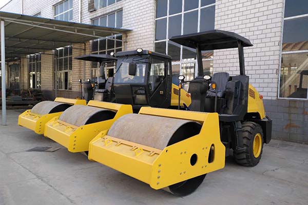 <a href='http://m.yncnc.cn' target='_blank'>壓路機</a>