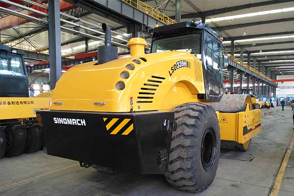 大型<a href='http://m.yncnc.cn' target='_blank'>壓路機</a>